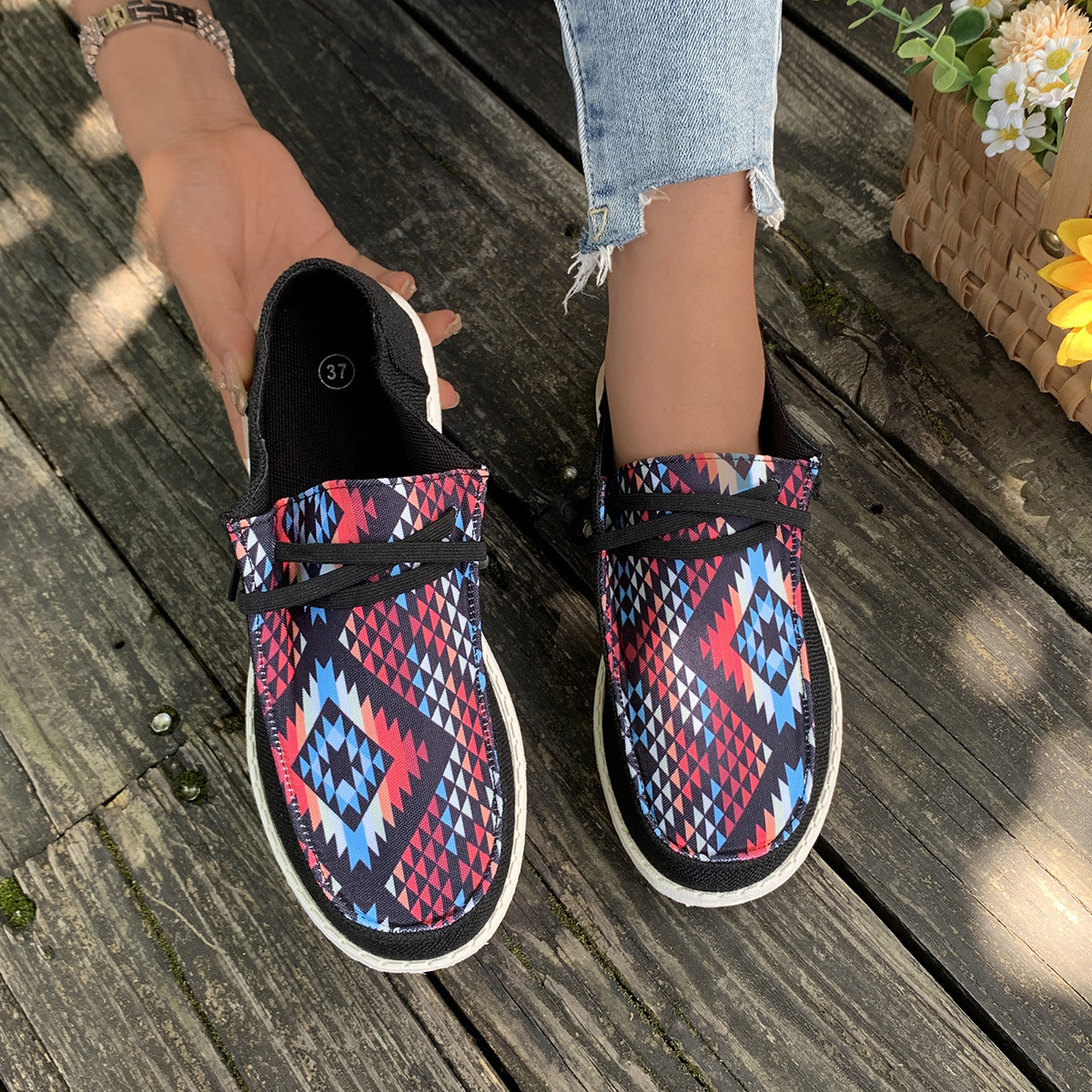 Women's canvas casual shoes